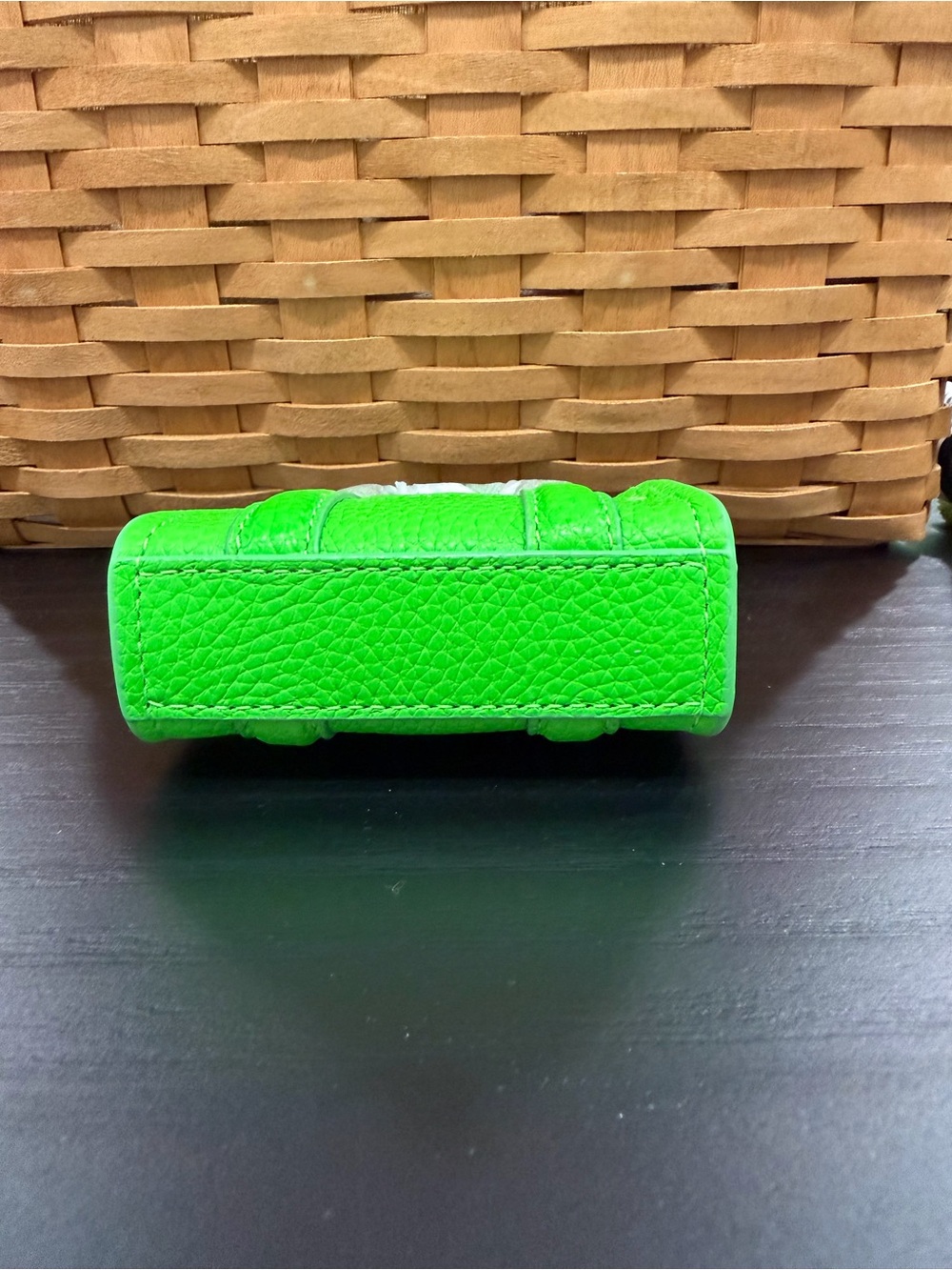 Marc Jacobs The Tote Bag Green Apple Mini Tote Keychain - Picture 3 of 4